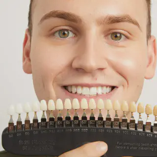 /img/25060-teeth-whitening-food-avoid.webp