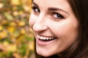 /img/25108-teeth-whitening-process.webp