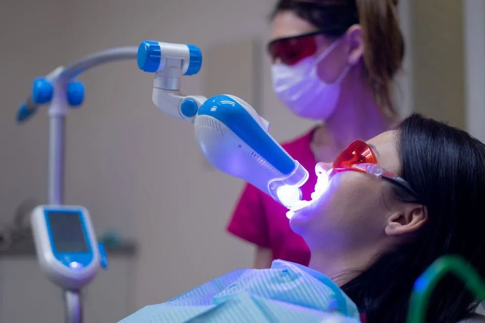 /img/25134-zoom-whitening-tampa-confident-smile.webp