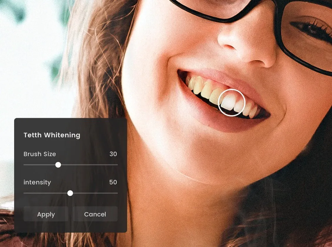 /img/25179-happy-woman-with-white-teeth.webp