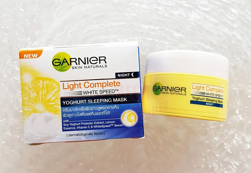 /img/25188-applying-night-cream.webp