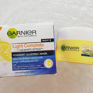 /img/25188-applying-night-cream.webp