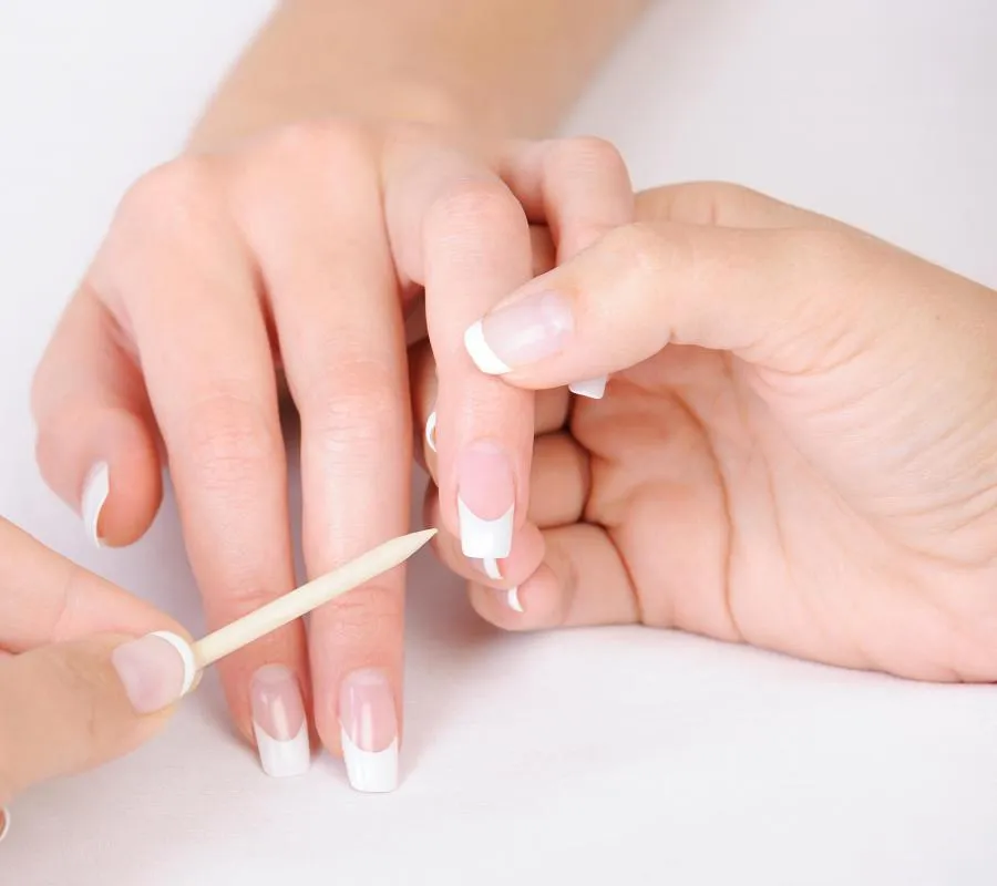 /img/25272-cuticle-whitening-professional-help.webp