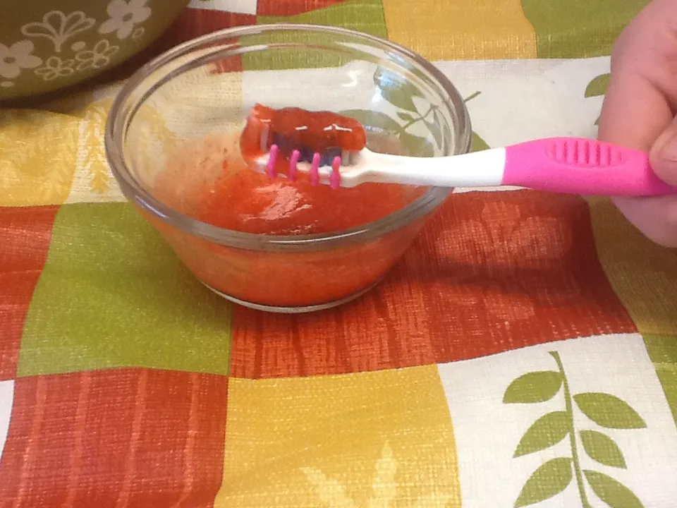 /img/25298-strawberry-teeth-whitening-image7.webp
